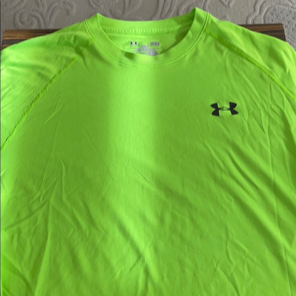 Under Armour loose heat gear short sleeve shirt